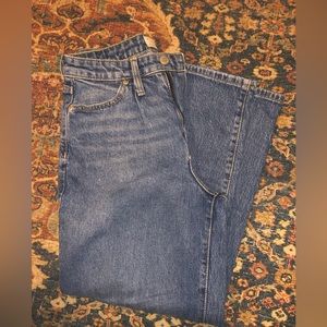 Loose fit high rise mom jeans in perfect condition!